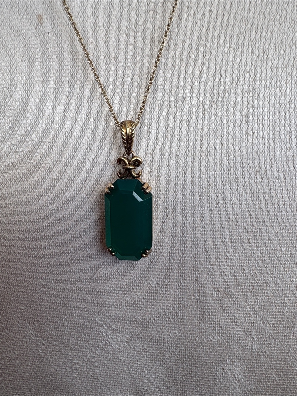 Green Stone Pendant Necklace - Elegant Gold-Tone Setting
